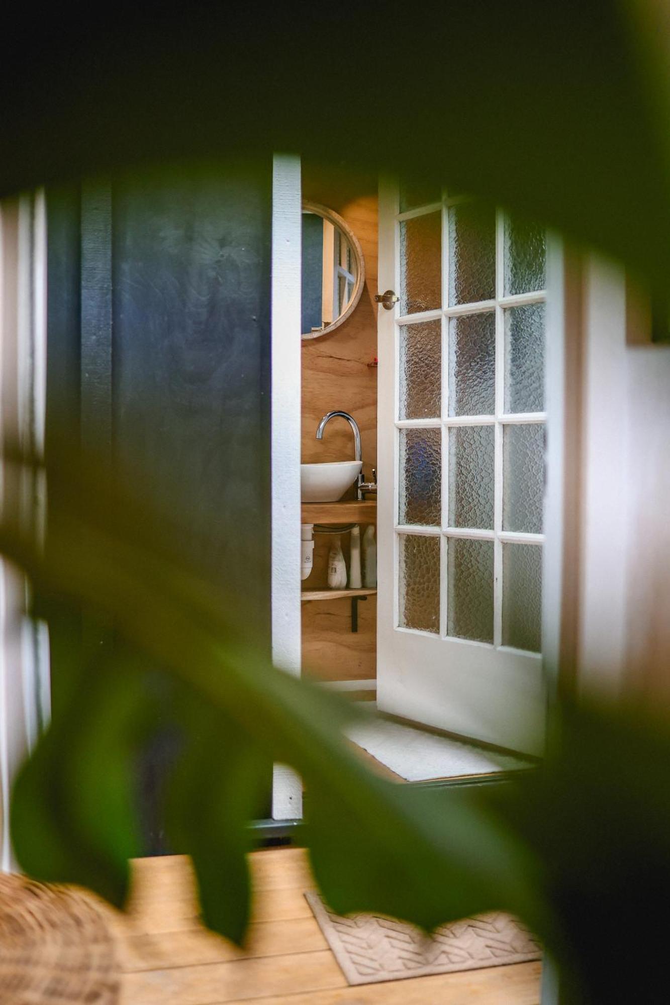 Kaitake Kabana - Unique, Off-Grid, Studio Retreat Oakura 외부 사진